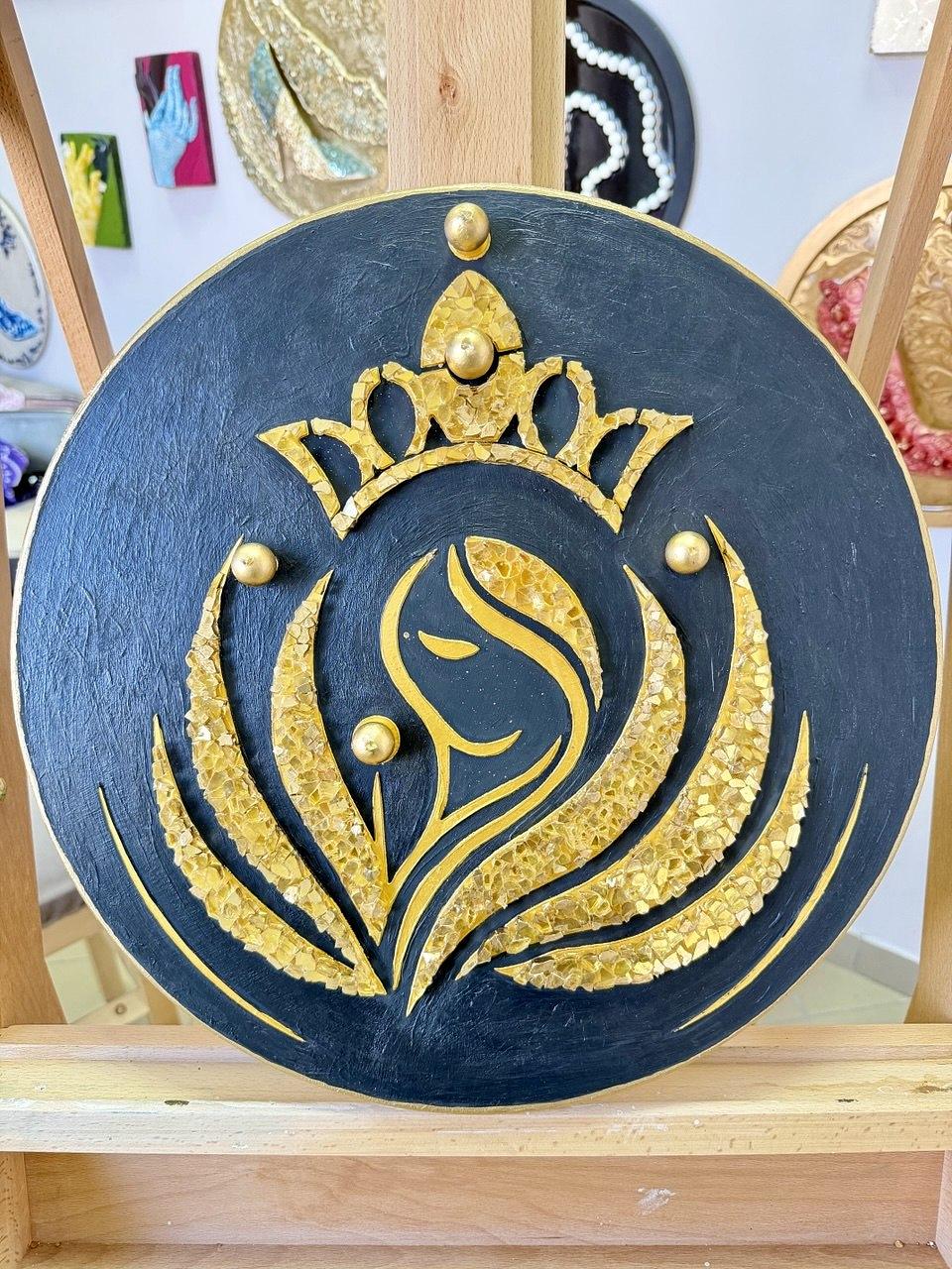 Логотип конкурса «Всемирная Королева»  — 3